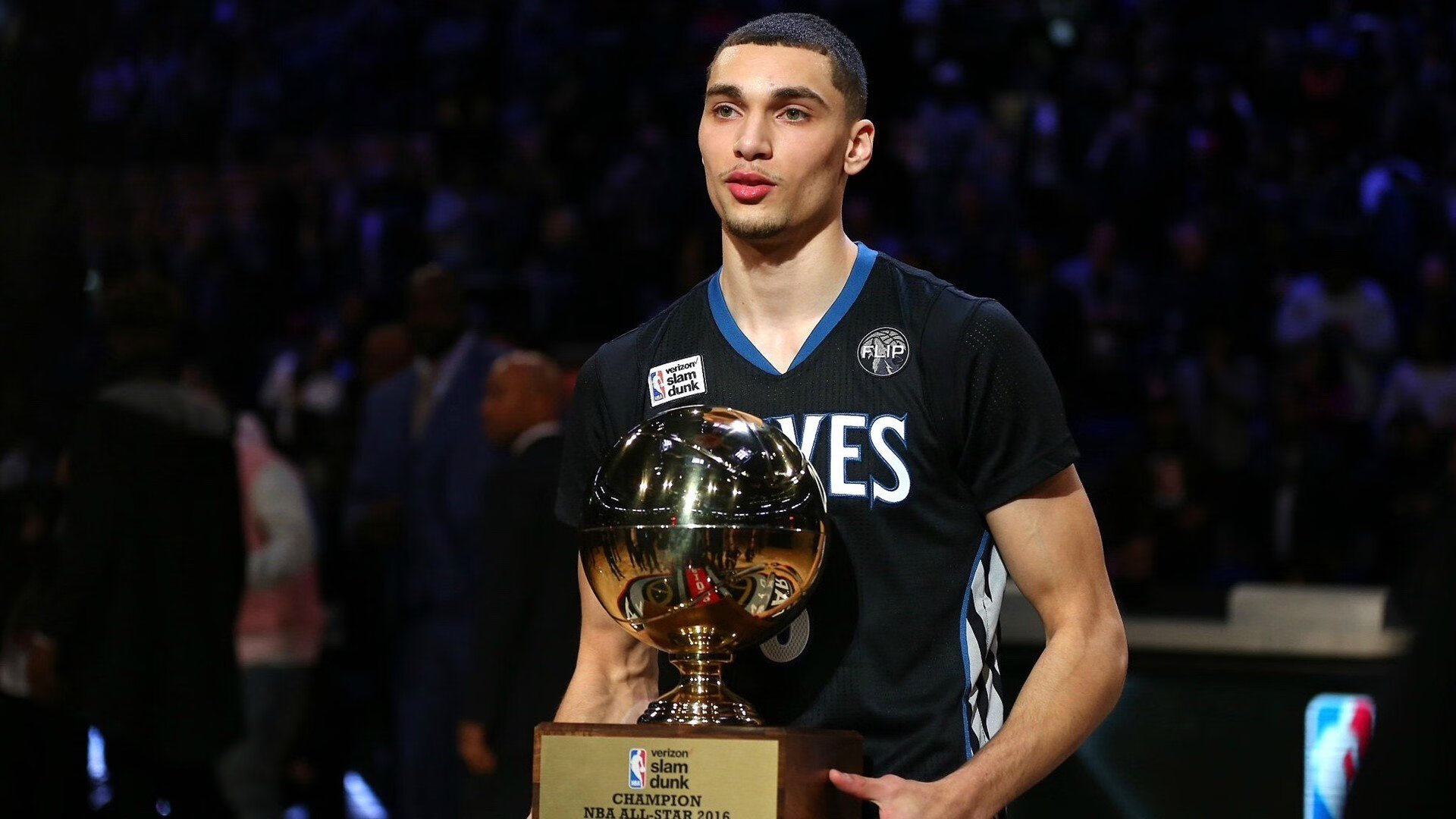 “拳脚交锋，四川省体育馆自由搏击赛火力全开”