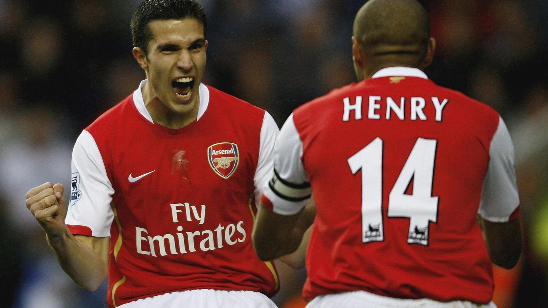 “高新体育中心：羽毛球选手们上演极限对决”